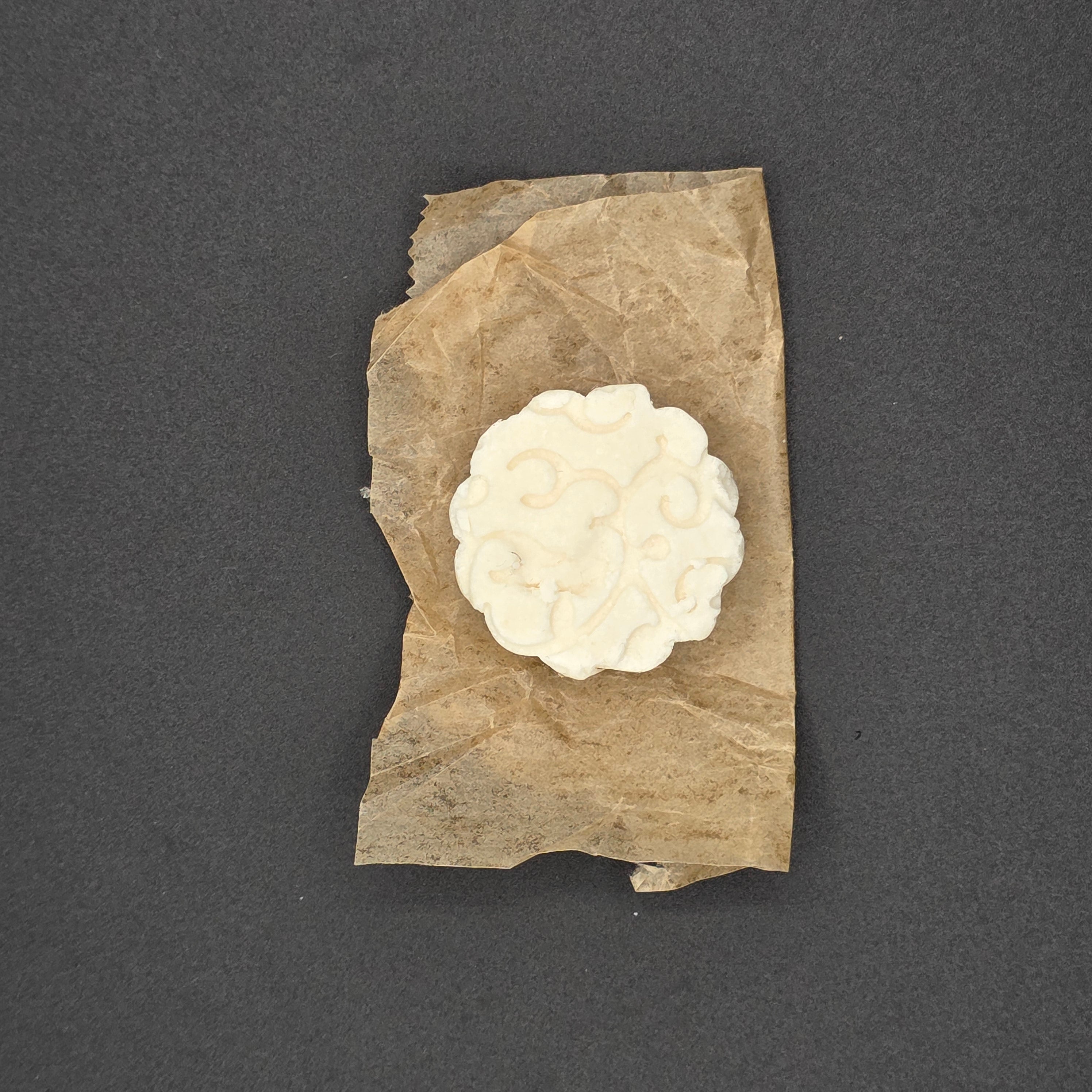 Shampoing solide au miel de nos ruches de la Savonnerie du Loup qui Chante